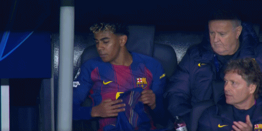 看出来小孩哥不爽了！亚马尔第89分钟被换下时振振有词