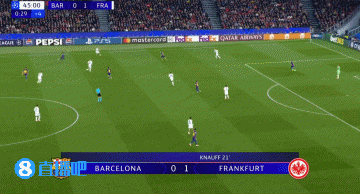 法兰克福前场再度打出反击，斯希里禁区弧顶处的远射稍稍高出