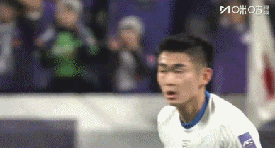 就差一点啊！广岛球员送大礼，米内罗头球被解围，路易斯补射中柱