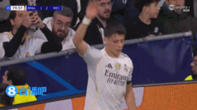 太可惜了！皇马角球多纳鲁马失误，维尼修斯空门打飞了