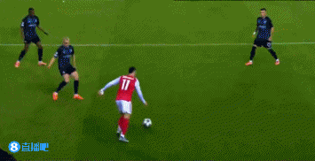 马丁内利左侧传中，门前约克雷斯的头球稍稍偏出