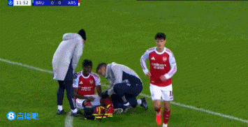 马杜埃凯手指受伤，队医进场包扎过后依然可以坚持比赛