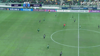 国安后场长传，方昊半单刀调整时间过长，被麦克阿瑟球员铲出底线