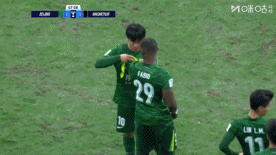 国安68分钟换人，张稀哲给法比奥佩戴队长袖标，后者替补登场！