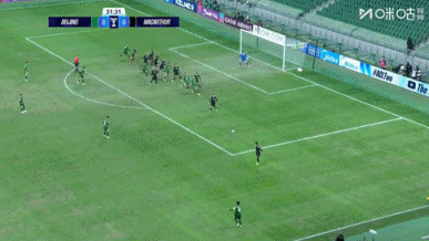 麦克阿瑟球员反击推进连过数人，恩加德乌战术犯规染黄