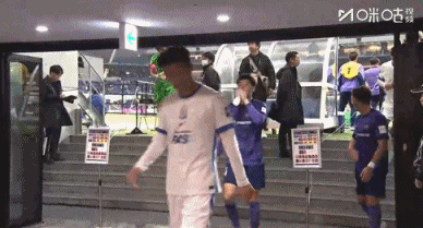 一镜到底看申花与广岛三箭半场冲突：高天意遭伏击，李帅霸气出头