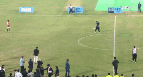 热身下！梅西、苏牙、德保罗进场与印度球员传球互动