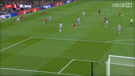 敢对抗了！维尔茨用身体扛开对手后脚跟传球，埃基蒂克低射偏出