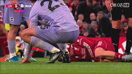 够狠的！维尔茨遭迭戈·戈麦斯飞踹倒地表情痛苦，后者仅吃到黄牌