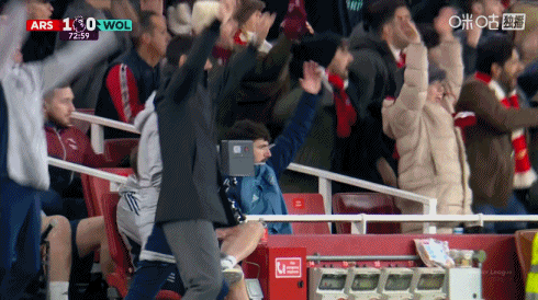 终于破僵！阿尔特塔振臂欢呼，并与教练组拥抱