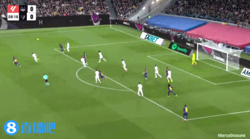 马丁回追时与对手前锋对抗，二人双双倒地，裁判示意没有犯规