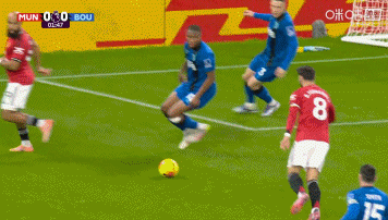 B费开场射门经反弹后碰到防守球员手臂，B费投诉裁判没有理会