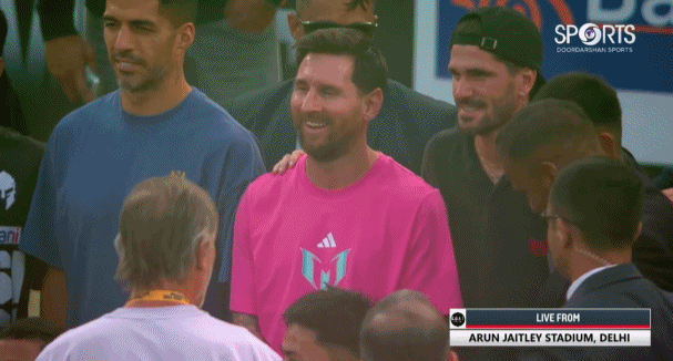 还插队？合影时有人挤开小球员到梅西旁边，德保罗不满推开他