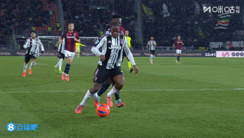 争议！戴维禁区内被对方背后推倒，裁判未判点球