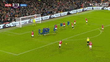 十分角！B费任意球直接破门，曼联3-3扳平比分