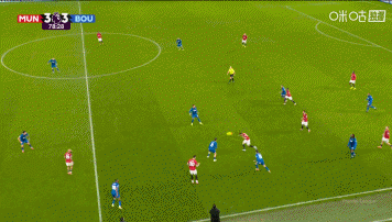 这比赛神了！伯恩茅斯后卫解围失误送礼，库尼亚破门曼联反超！