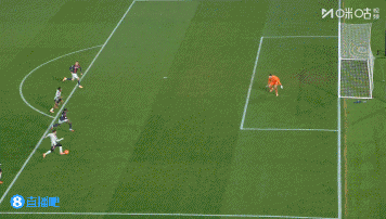 这不判吗？孔塞桑禁区内被打脸倒地，卢库米强行将他抱起又摔下