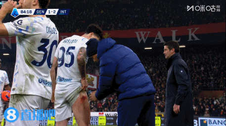 伤口不小！巴斯托尼场边处理伤势，右大腿一片血痕