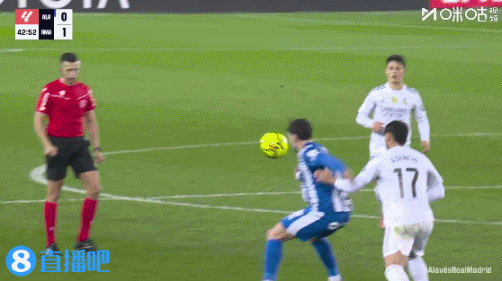 阿森西奥身后踢到博耶裆部，裁判吹罚犯规没给牌