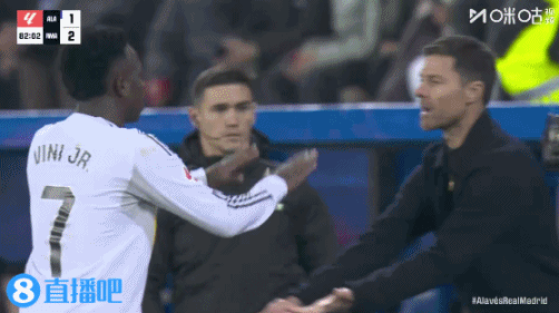 和好！助攻罗德里戈后，维尼修斯与阿隆索拥抱