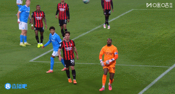 迈尼昂被波利塔诺阻挡，报复性打到后者头部，VAR介入无表示