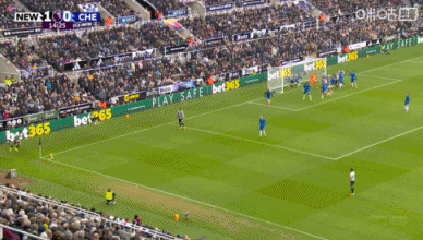 沙尔冲撞门将桑切斯，裁判吹停比赛，霍尔进球无效！