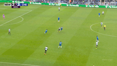 错失绝杀机会啊！吉马良斯传后点，巴恩斯跟进大单刀垫射打偏