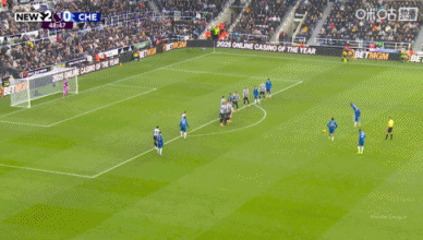 世界波！詹姆斯直接任意球破门 切尔西扳回一球1-2落后纽卡