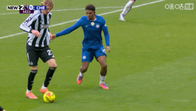 沃尔特马德脚后跟传球击中福法纳手部，裁判没有表示！