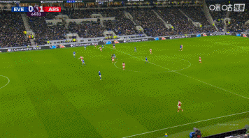 神同步！特罗萨德绝佳机会兜射中柱，与阿尔特塔同时抱头表示惋惜