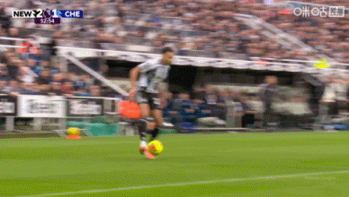 戈登被查洛巴撞翻!埃迪·豪:这是明显的误判,在任何地方都会吹 戈登被查洛巴撞翻!埃迪·豪:这是明显的误判,在任何地方都会吹