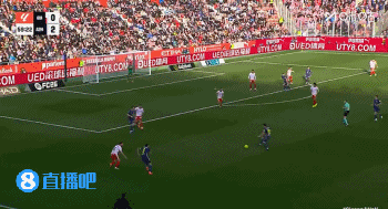 本场第一脚射门！下半场59分钟，小蜘蛛弧顶位置抽射角度太正