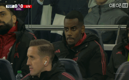 埃基蒂克被击中面部倒地，导播镜头给向枯坐替补的伊萨克