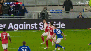 萨利巴禁区内踢倒巴里，VAR介入检查后主裁示意比赛继续进行