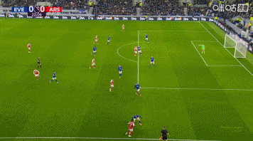 阿森纳进球前，奥布莱恩小禁区内疑似推倒抢点的约克雷斯未被判罚