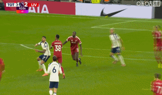 热刺9人应战!罗梅罗因被犯规后的报复动作,被两黄变一红罚下 热刺9人应战!罗梅罗因被犯规后的报复动作,被两黄变一红罚下