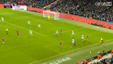 这技术！曼城后场解围踢出边线，场边西汉姆主帅努诺将球稳稳停下