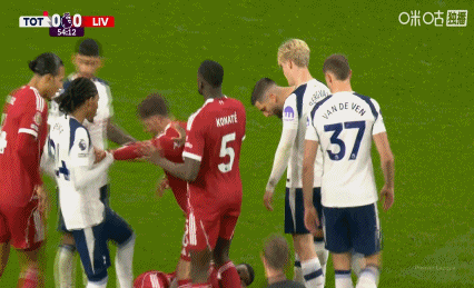 吃了哑巴亏！伊萨克此前被本坦库尔踹到膝盖，裁判未判罚犯规