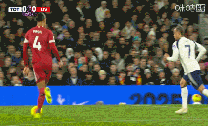 内维尔：西蒙斯根本碰不到球，这犯规要是反过来他要断腿了