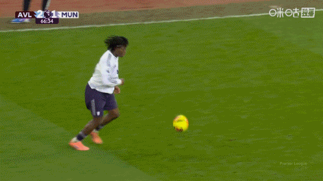 多尔古传中，库尼亚头球攻门稍稍偏出