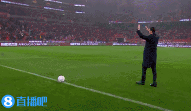 排面满满！非洲杯揭幕战，摩洛哥王储大雨中为比赛开球