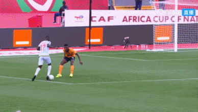 差点两球领先！西纳约科内切大力抽射，球滑门而过