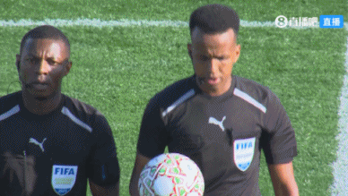 开会总结！半场结束后，赞比亚球员勾肩搭背围在一起