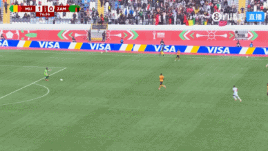 禁区绣花！赞比亚门将禁区戏耍马里球员，过人后解围