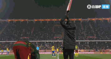 喀麦隆折损一人！巴莱巴出现大腿拉伤情况，下半场开始前被换下