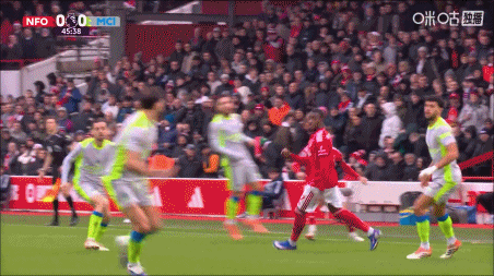 已经身背黄牌！迪亚斯身后放倒对手，森林球员要求给第二黄