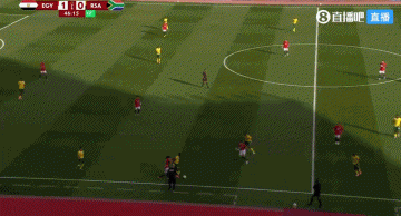 刚领先就被罚下1人！埃及后卫踩南非球员脚面，两黄被罚下场