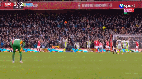 狂奔半场！谢尔基破门后，多纳鲁马跑向替补席与瓜帅拥抱庆祝