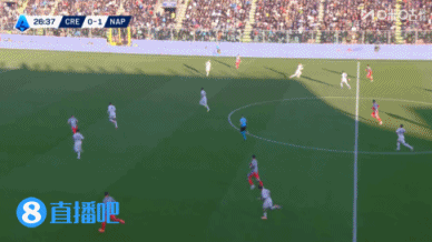 克雷莫内塞球员禁区内倒地，裁判示意没有犯规