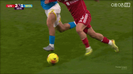 凯尔凯兹对抗倒地护球，特林达德连踢两脚被吹犯规